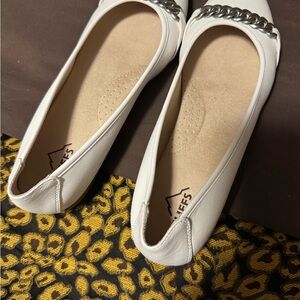 White Mountain Women's White Chain Flats